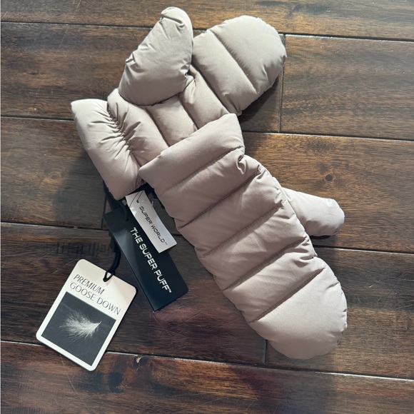Aritzia Super Puff Mittens - Picture 2 of 5